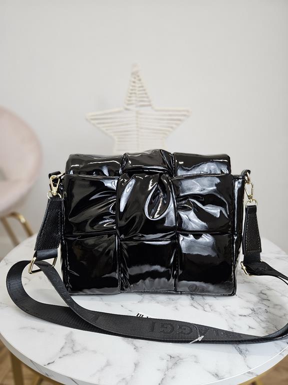 HIT świetna lakierowana przeplatana torebka Laura Biaggi w kolorze czarnym zdjęcie 3