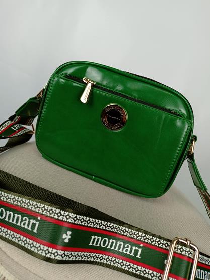 Piękna torebka Monnari zielona jednokomorowa z kieszonką na przodzie i ze sportowym paskiem zdjęcie 1