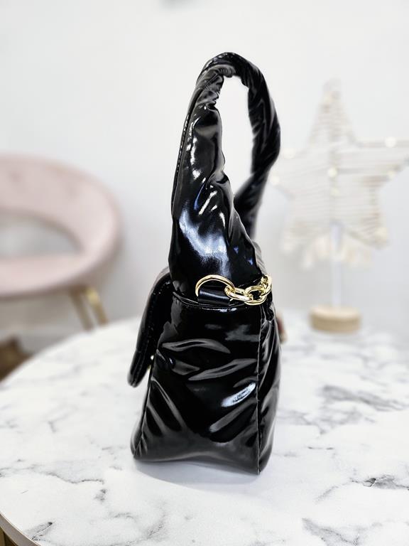 Śliczna lakierowana torebka Massimo Contti w kolorze czarnym z pikowana klapką i rączką zdjęcie 3