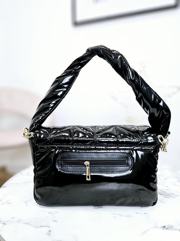 Śliczna lakierowana torebka Massimo Contti w kolorze czarnym z pikowana klapką i rączką zdjęcie 4