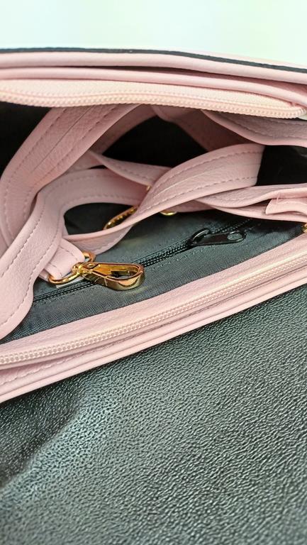 HIT śliczna półokrągła torebka Laura Biaggi jasno-różowa ekoskóra delikatnie tłoczona w minimalistycznym stylu zdjęcie 4