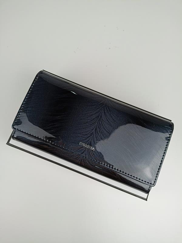 Duży portfel Patrizia cieniowany czarny z klapką i zapięciem na bigiel w środku zdjęcie 1