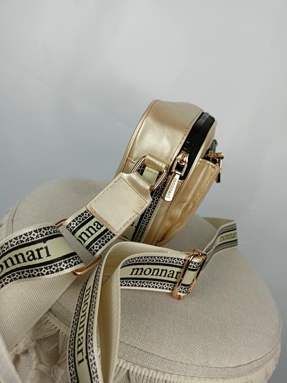 Piękna torebka Monnari złota jednokomorowa z kieszonką na przodzie i ze sportowym paskiem zdjęcie 3