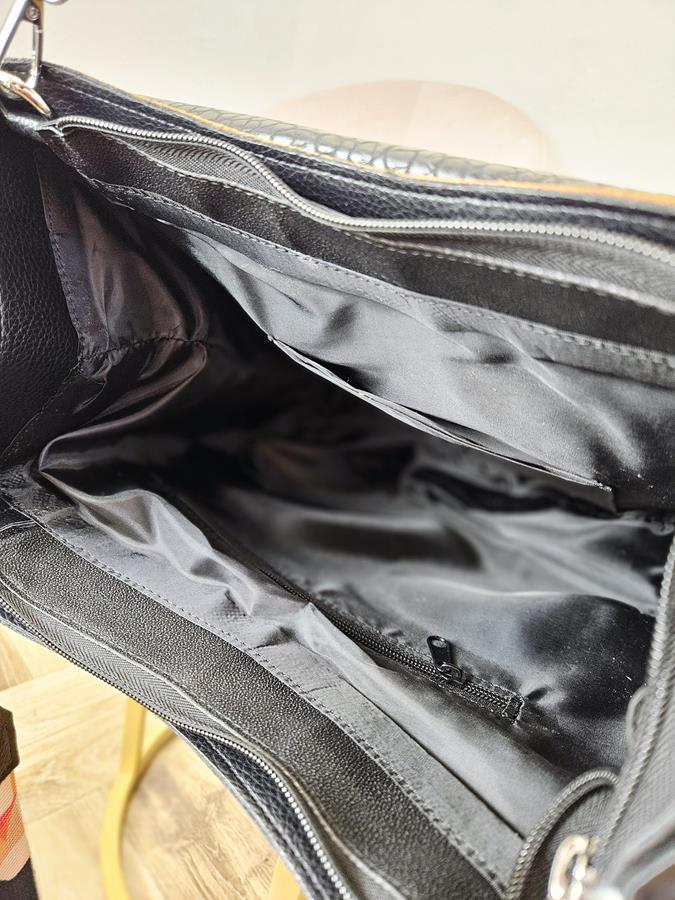 Czarna torebka EGO z zaokrągloną formą i klapką z przodu  z dodatkiem camelowego zamszu zdjęcie 4