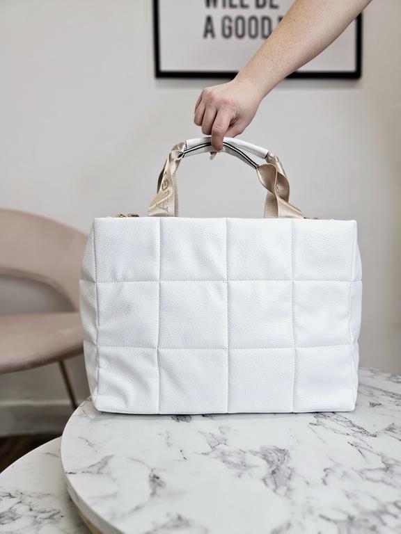 HIT piękna shopperka Laura Biaggi duża pikowana w kolorze białym z łańcuchem zdjęcie 3