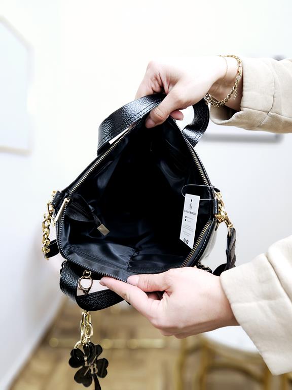 Piękna torebka Laura Biaggi czarna z lakierowaną kieszonką odpinaną z przodu zdjęcie 4