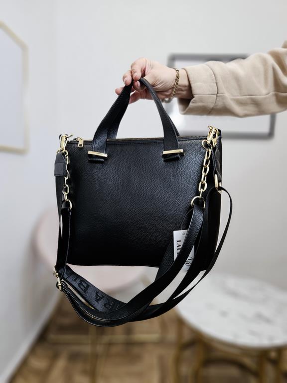 Piękna torebka Laura Biaggi czarna z lakierowaną kieszonką odpinaną z przodu zdjęcie 3