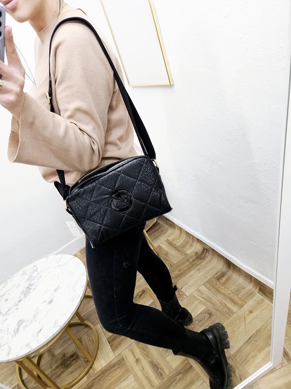 Fajna jednokomorowa torebka Laura Biaggi w kolorze czarnym delikatnie mieniąca się zdjęcie 2