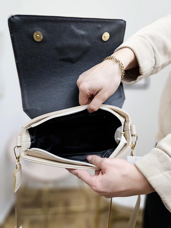Świetna torebka Laura Biaggi w kolorze beżowym z klapką i z zamszową kieszonką zdjęcie 4