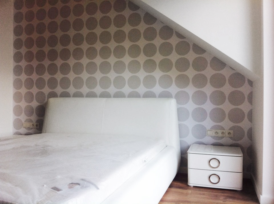 White and grey 18 cm dots wallpaper - Dekoori image 4