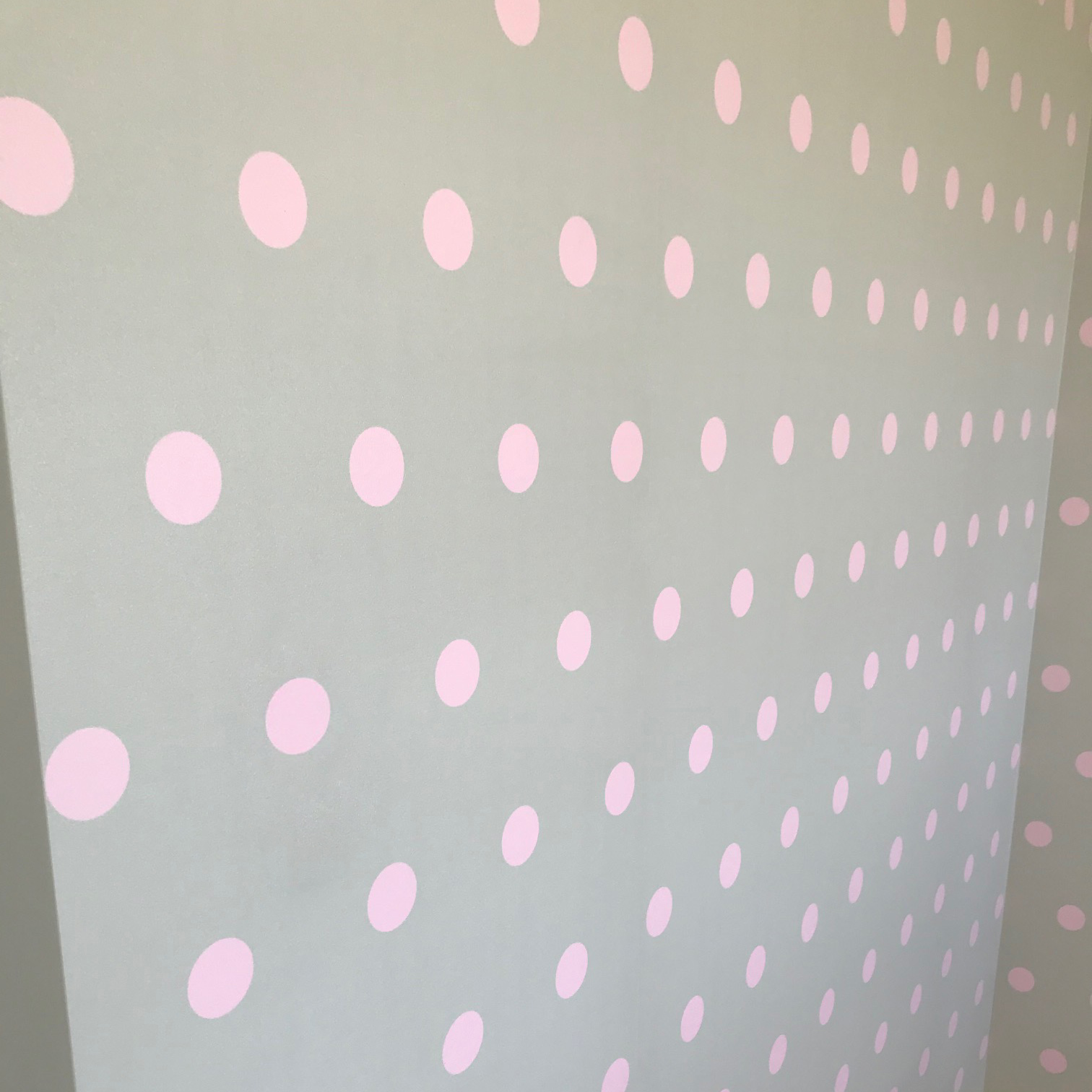 Šedá puntíkovaná tapeta do bytu s růžovými puntíky, tečky 5 cm - Dekoori obrázek 4