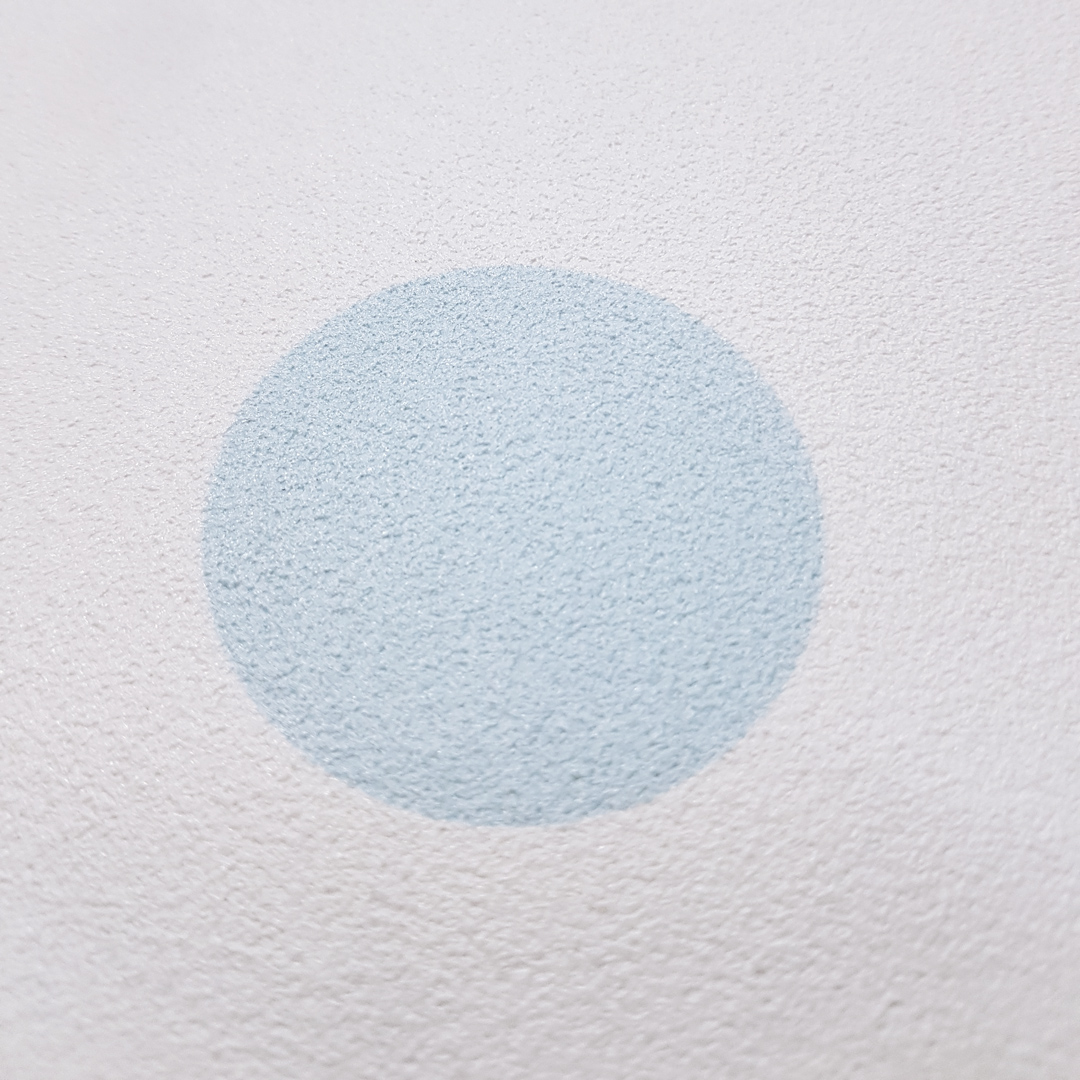 Wallpaper with grey, blue and violet 5 cm dots - Dekoori image 4