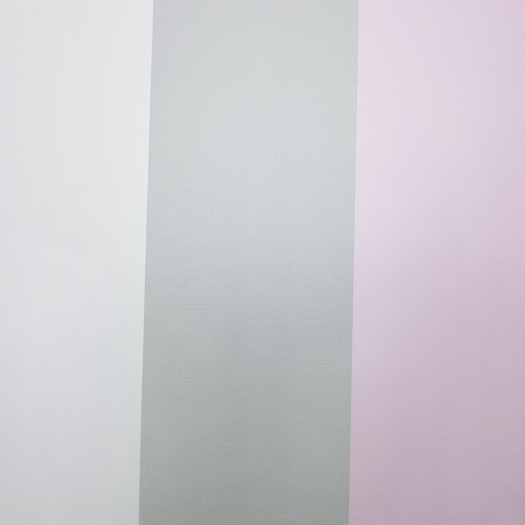 Bielo-ružovo-sivá tapeta na stenu, dekoratívna, vertikálne pruhy 16,6 cm - Dekoori obrázok 3