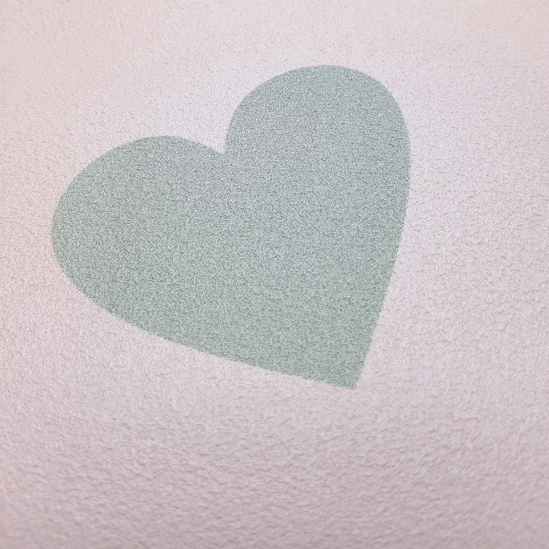 Jemná pastelově růžová tapeta s roztomilými šedými 5 cm srdíčky - Dekoori obrázek 4