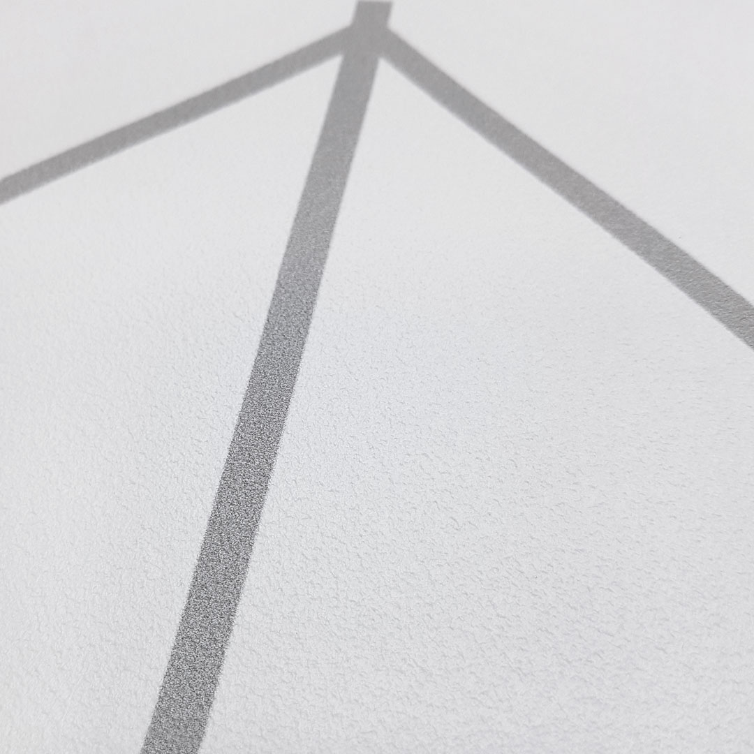 Bílá tapeta s geometrickými šedými liniemi tvořícími vzor rybí kosti, do obývacího pokoje nebo ložnice - Dekoori obrázek 4