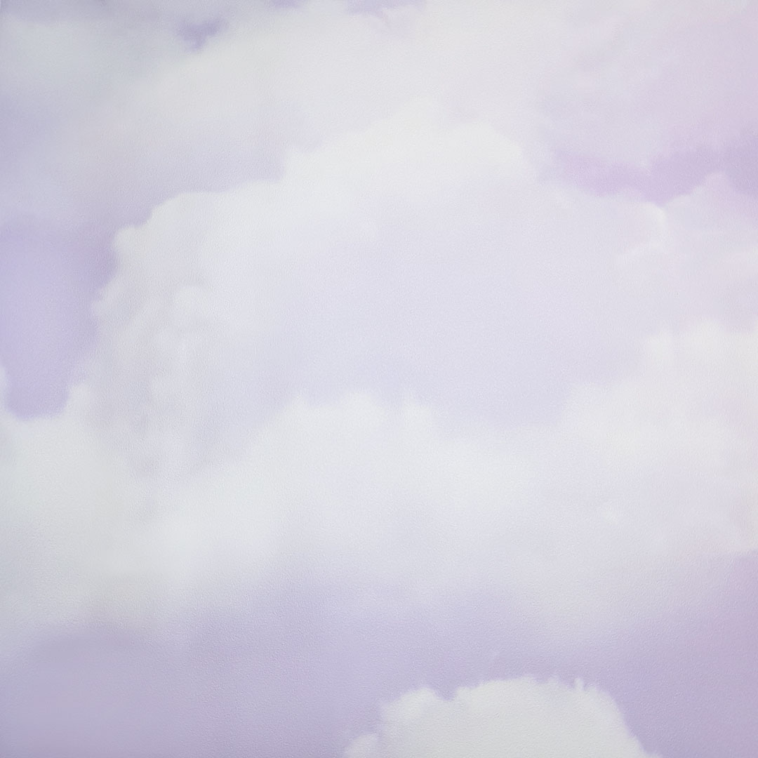 Stylová světle fialová fototapeta s bílými působivými mraky - Dekoori obrázek 3
