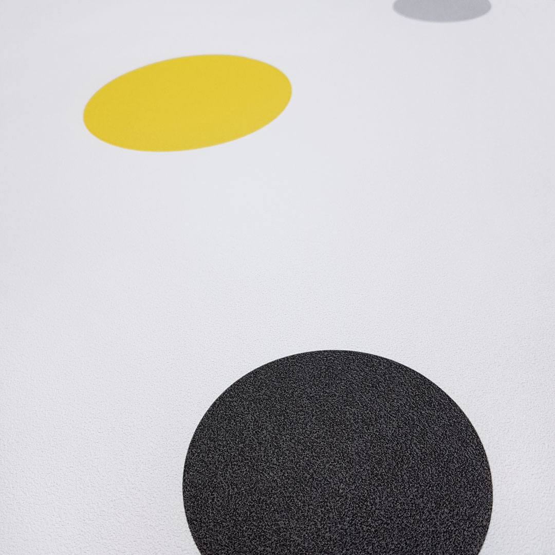 Moderní bílá tapeta s bublinami, šedými, černými a žlutými tečkami, puntíky - Dekoori obrázek 4