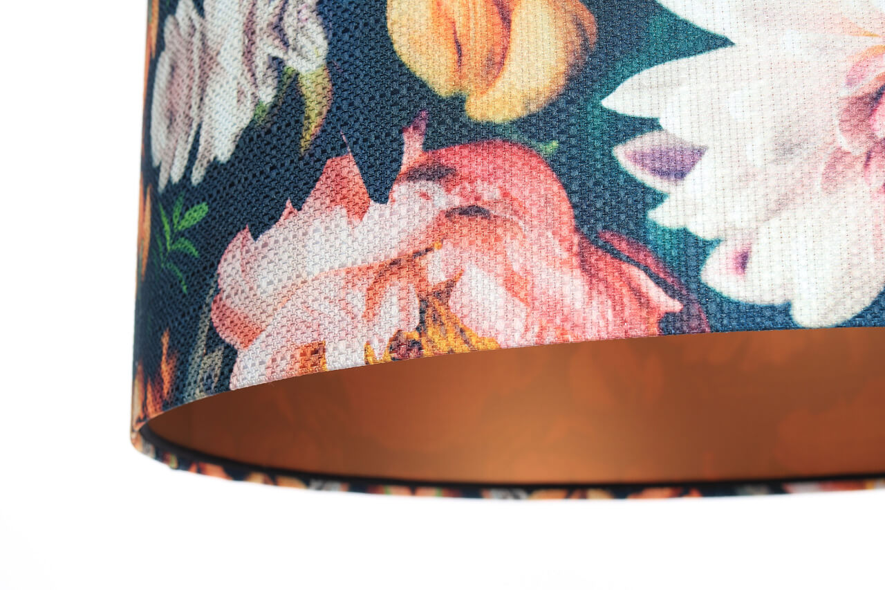 Lampa wisząca z walcowym abażurem ze strukturalnej tkaniny w kolorowe kwiaty, z miedzianym wnętrzem PORTLAND - BPS Koncept zdjęcie 4