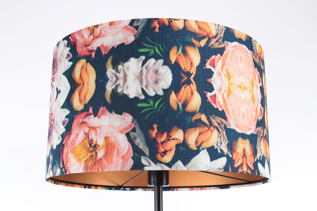 Lampa stojąca z walcowym abażurem ze strukturalnej tkaniny w kwiatowy wzór z miedzianym wnętrzem PORTLAND - BPS Koncept zdjęcie 3