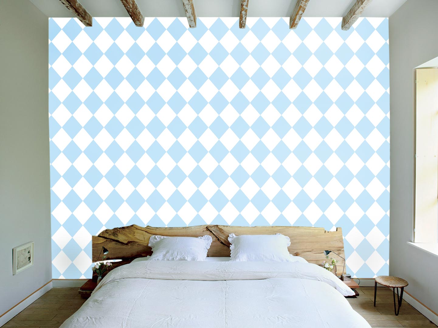 Tapeta s bílými a blankytně modrými kosočtverci - Dekoori obrázek 4