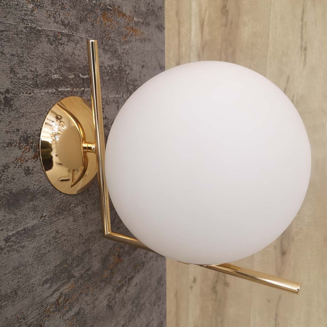 Moderní nástěnná lampa, svítidlo SORENTO D20 ve zlaté barvě, bílá skleněná koule - Lumina Deco obrázek 2