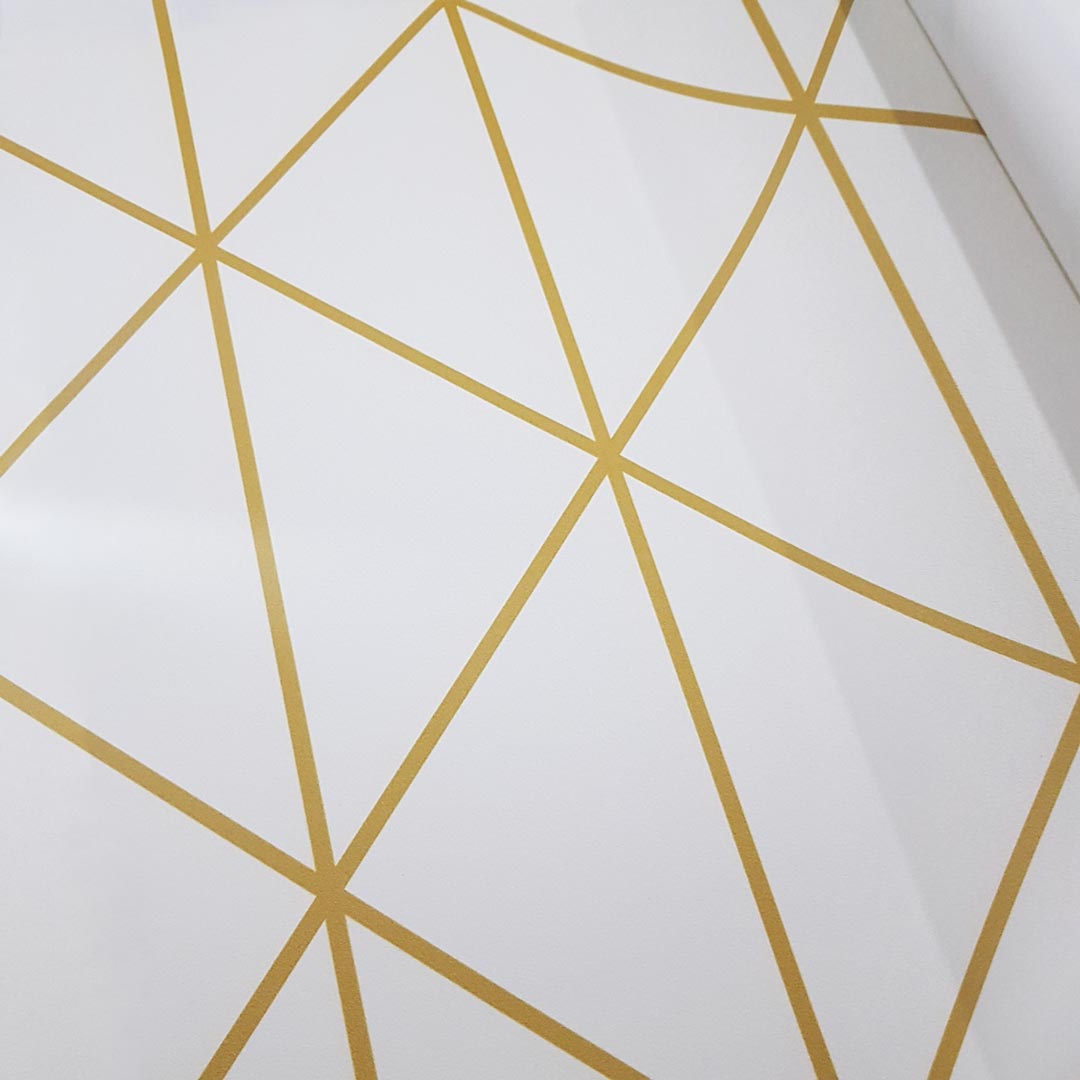 Bílá tapeta se zlatými, zrzavě hnědými čarami, trojúhelníky - Dekoori obrázek 3