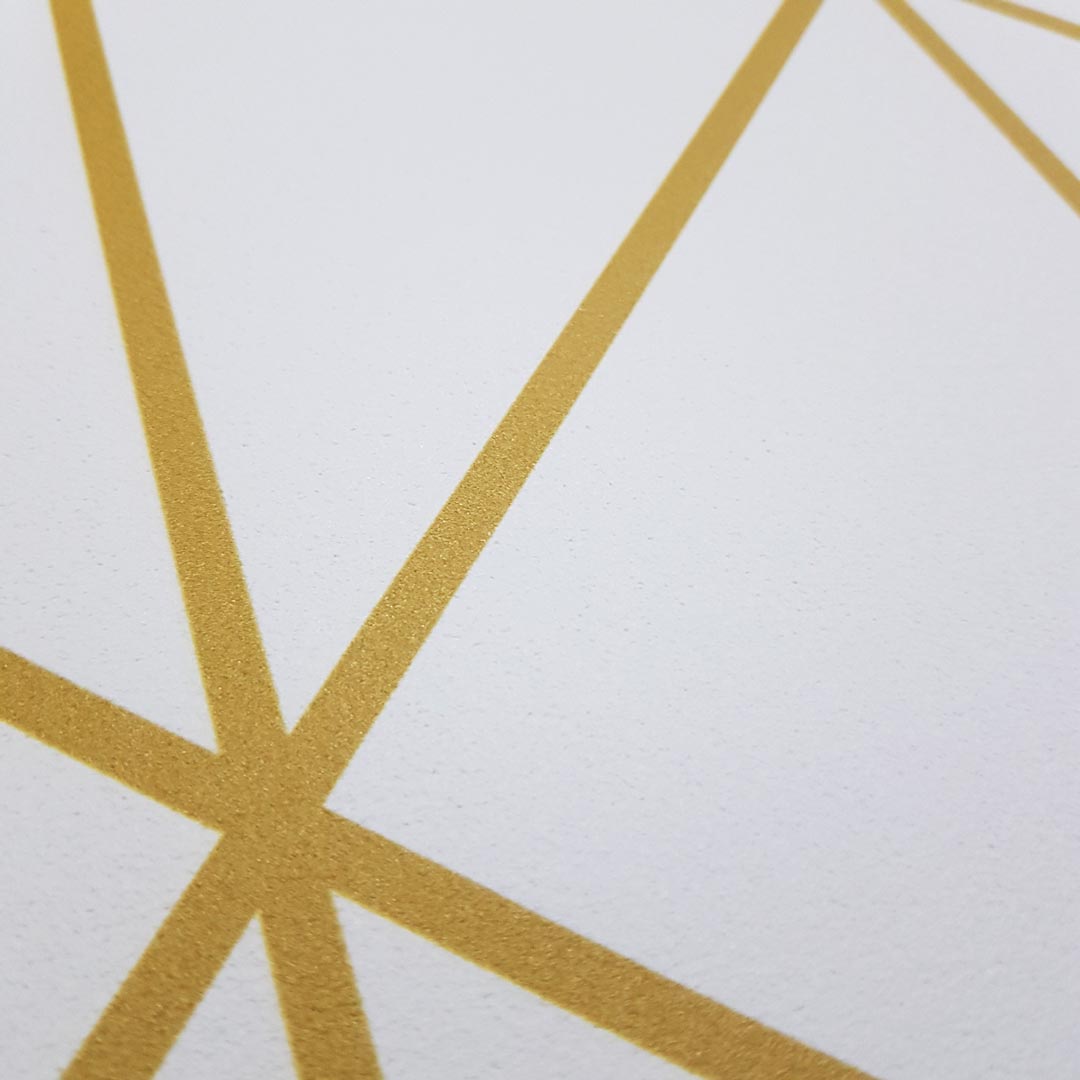 Bílá tapeta se zlatými, zrzavě hnědými čarami, trojúhelníky - Dekoori obrázek 4