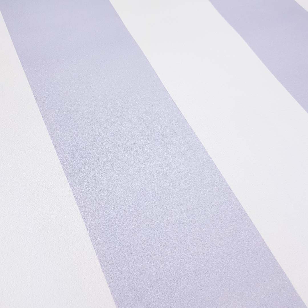Fialovo-bílá dekorativní tapeta na zeď se svislými 10 cm pruhy - Dekoori obrázek 4