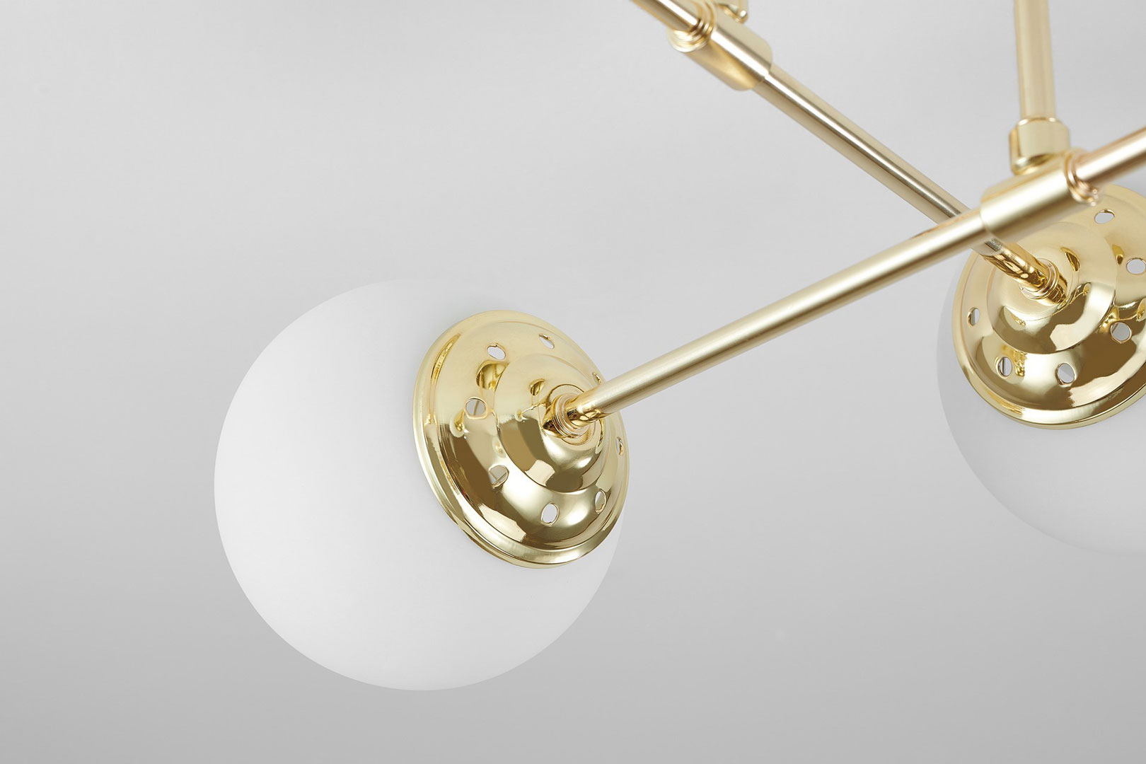 Złota lampa sufitowa asymetryczna, metalowe rurki, białe kule, klasyczne złoto - FINO - Lampit zdjęcie 4