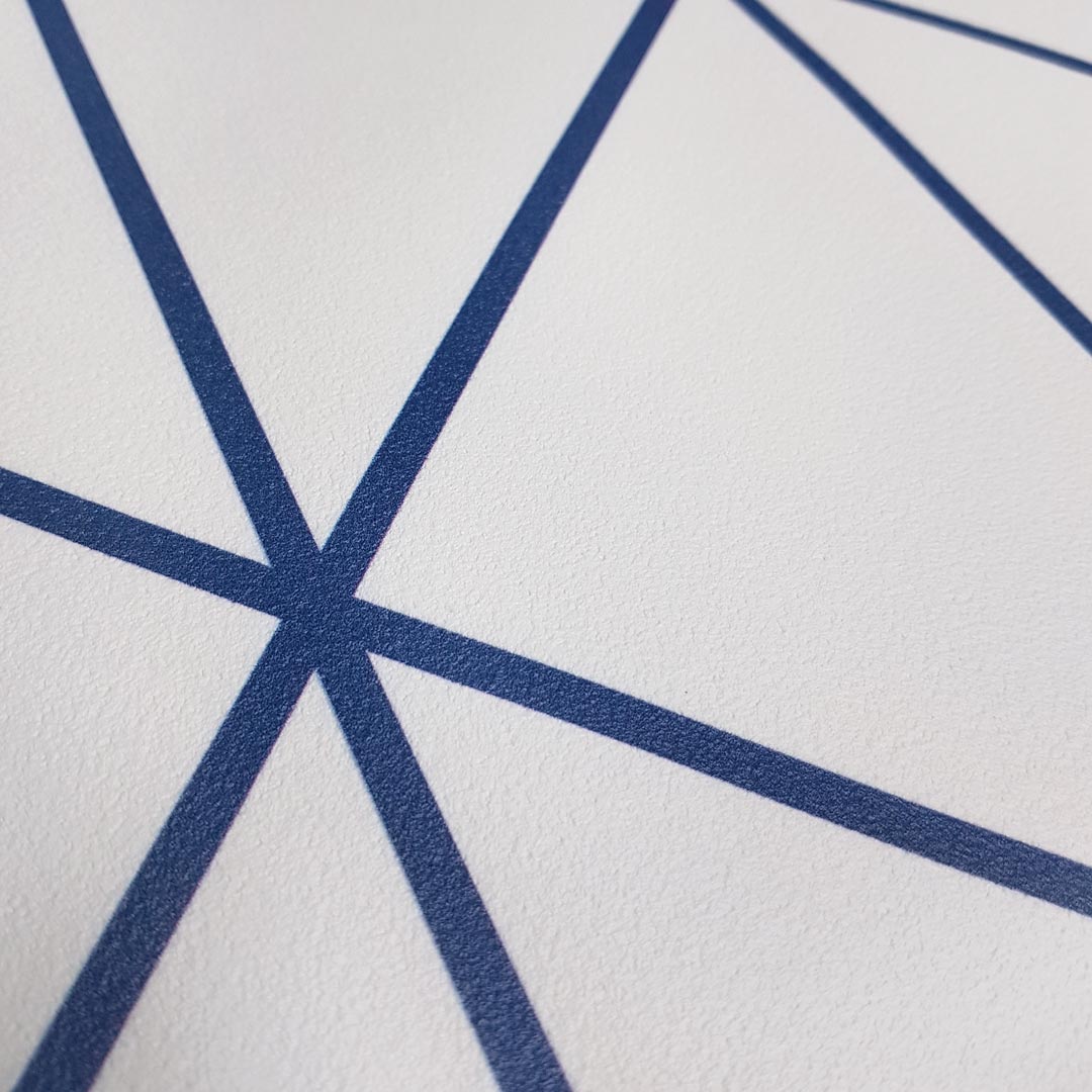 Bílo-modrá tapeta, trojúhelníky, čáry Classic Blue PANTONE - Dekoori obrázek 4