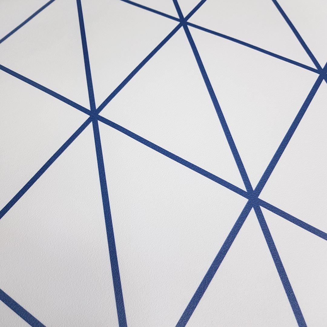 Bílo-modrá tapeta, trojúhelníky, čáry Classic Blue PANTONE - Dekoori obrázek 3