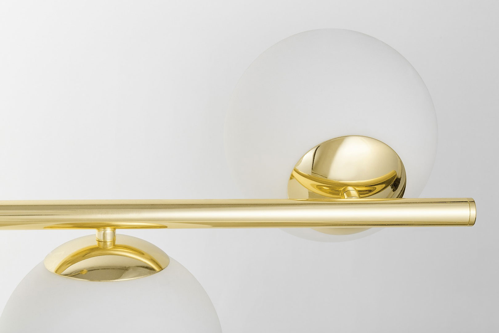 Zlatý lustr,  skleněné bílé koule, závěsné svítidlo se stínidly na vodorovné tyči, klasická zlatá barva - FREDICA W7 - Lumina Deco obrázek 3