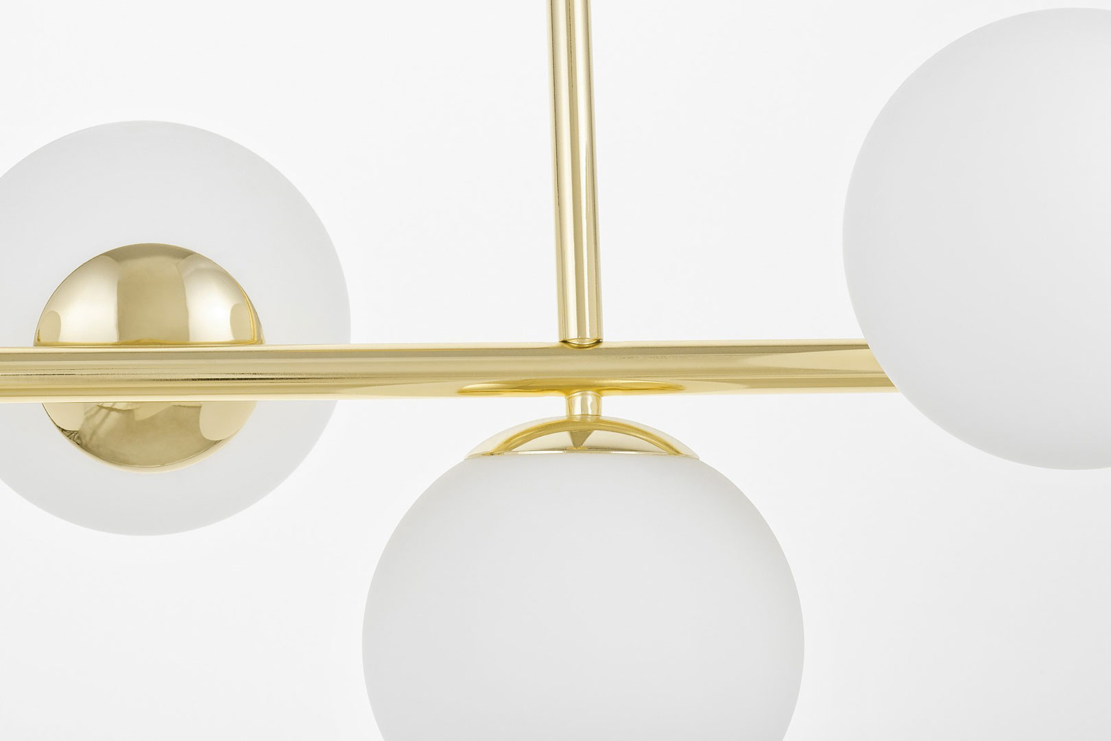 Złoty żyrandol, białe kule ze szkła, lampa wisząca z kloszami na drążku, klasyczne złoto - FREDICA W7 - Lumina Deco zdjęcie 4