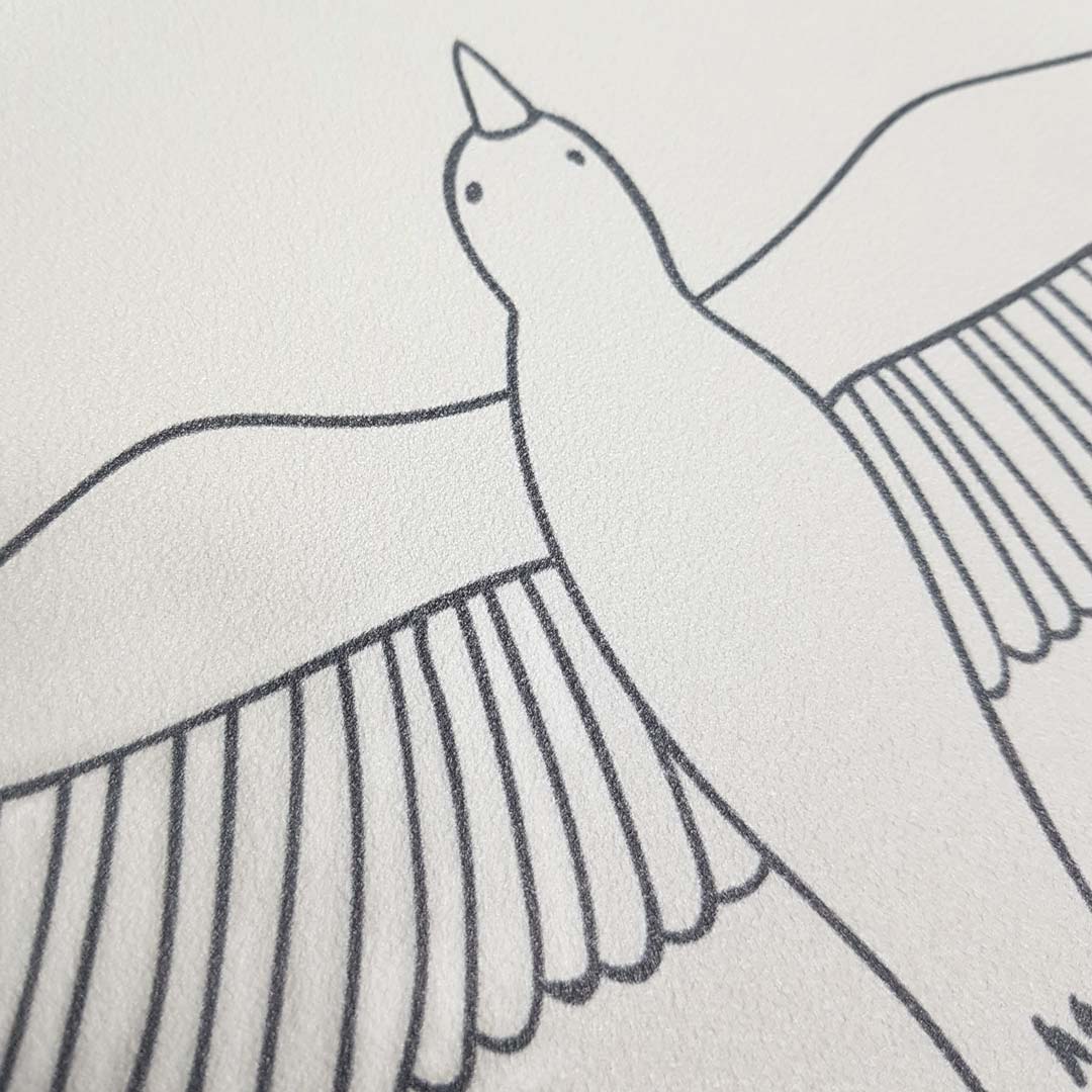 Jemná béžová tapeta na stenu so sivými letiacimi vtákmi BOHO - Dekoori obrázok 4