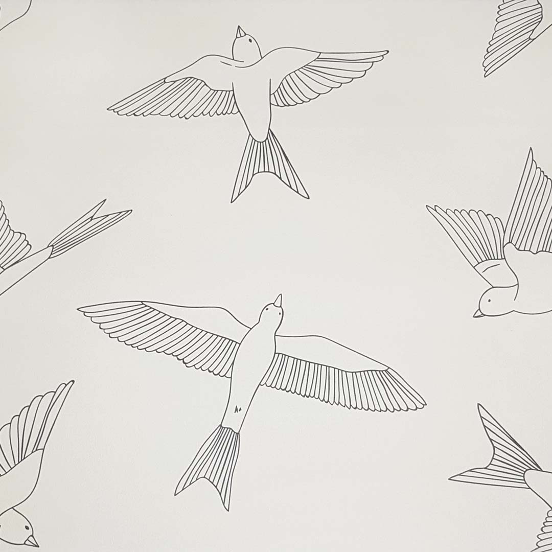 Jemná béžová tapeta na stenu so sivými letiacimi vtákmi BOHO - Dekoori obrázok 3
