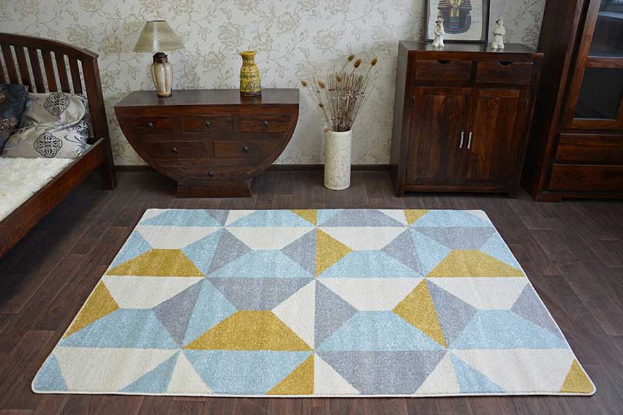 Moderný geometrický koberec so žltými, šedými, bielymi a modrými kosoštvorcami a trojuholníkmi NORDIC - Dywany Łuszczów obrázok 3