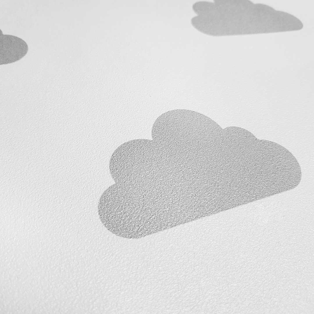 Bílá tapeta na zeď s šedými mraky do dětského pokoje - Dekoori obrázek 4