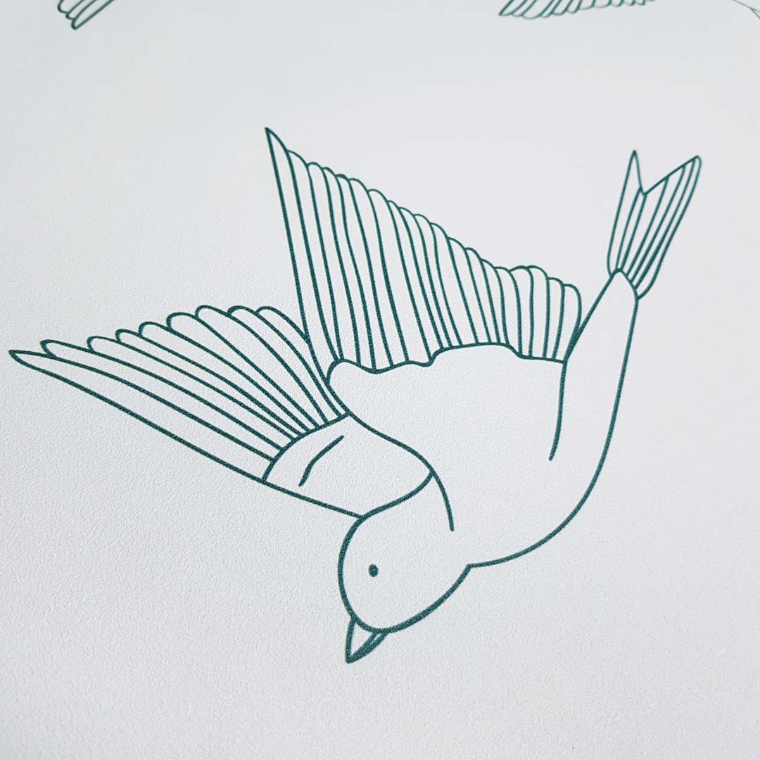 Tapeta s tyrkysovými létajícími ptáky ve stylu BOHO na šedém pozadí - Dekoori obrázek 4