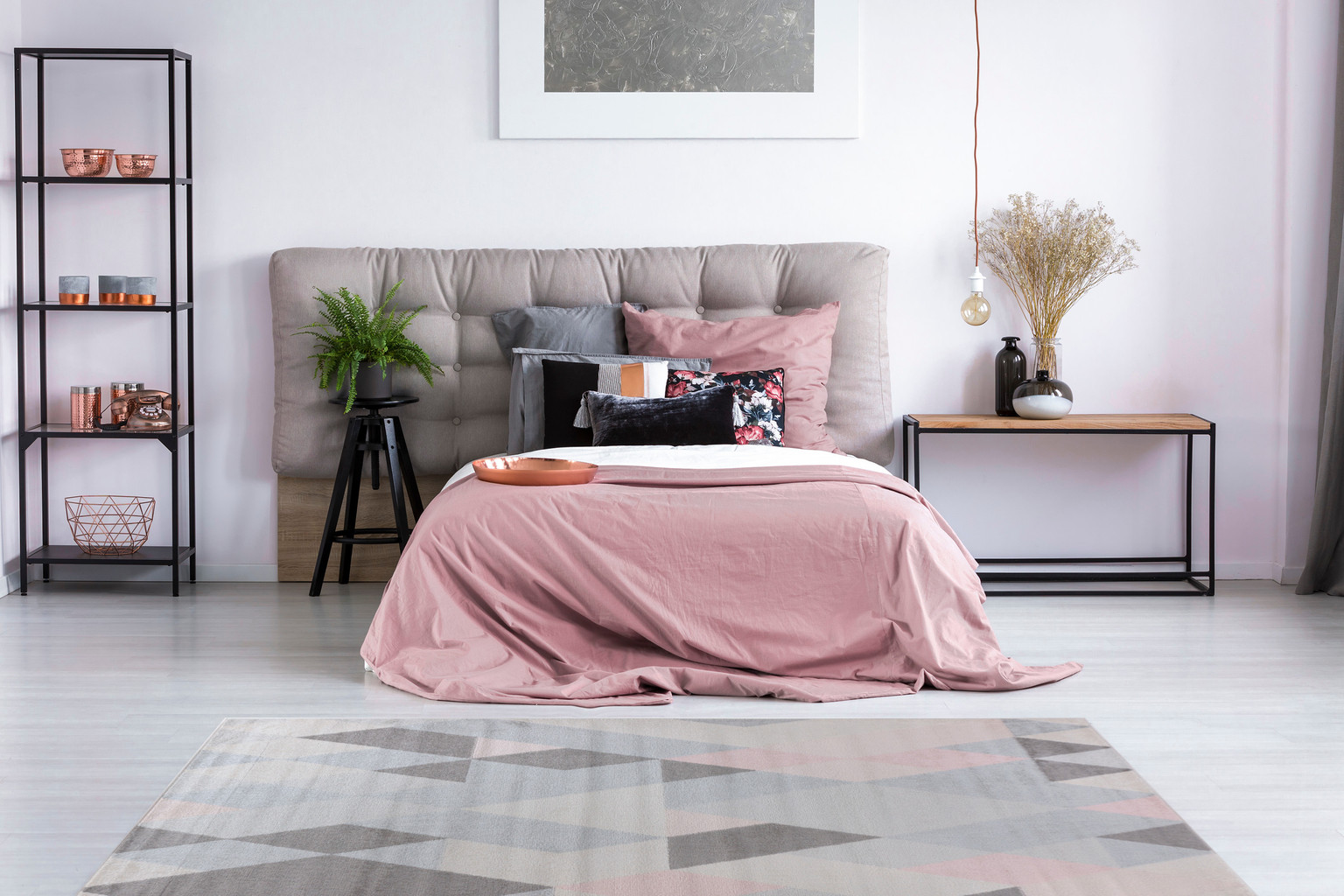 Moderný koberec Pearl Stream 09 so zaujímavým vzorom z ružových a sivých kosoštvorcov a trojuholníkov - Carpetforyou obrázok 2