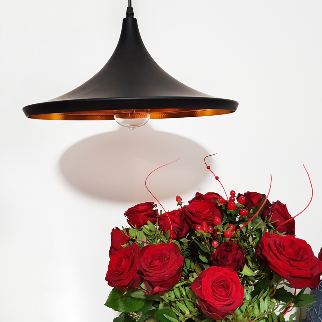 Černé minimalistické stropní svítidlo, závěsná lampa FOGGI 12C zlatý vnitřek, loftová, skandinávská - Lumina Deco obrázek 4
