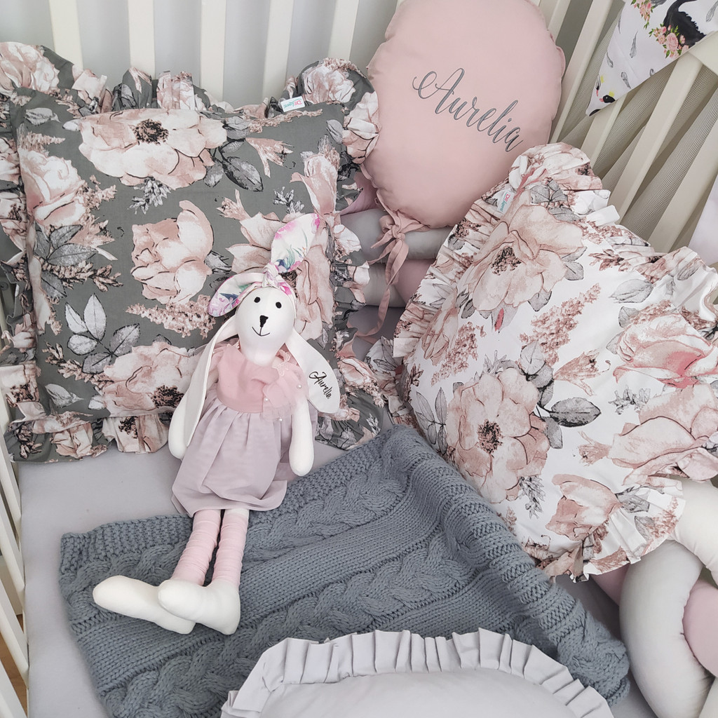 Klasyczna biała poszewka na poduszkę z pastelowymi dzikimi różami z falbanką - Dekoori zdjęcie 4
