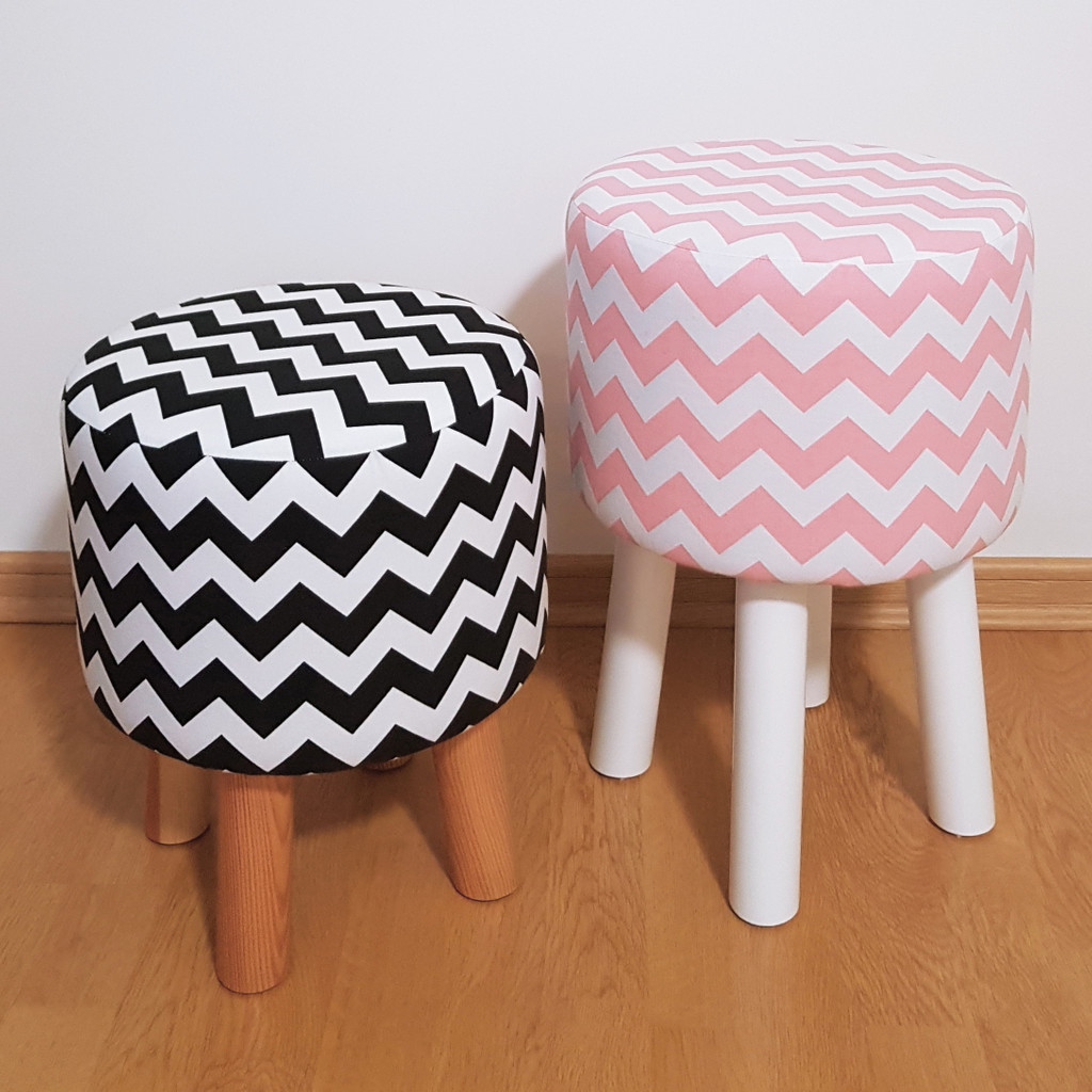 Módní černo-bílý pouf se vzorem cik cak, dřevěná sedací stolička - Lily Pouf obrázek 4