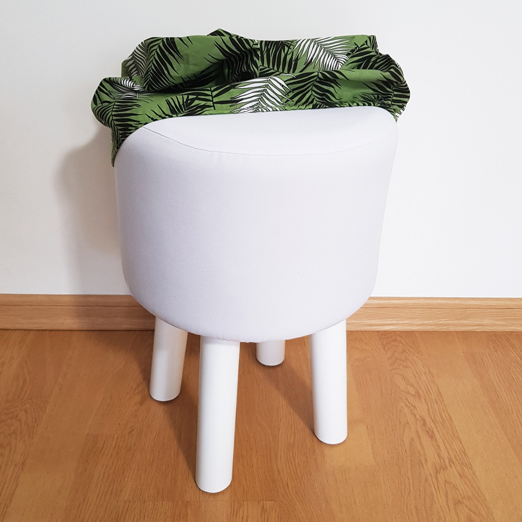 Moderní stolička, taburetka, černé a bílé palmy na zeleném pozadí - Lily Pouf obrázek 4