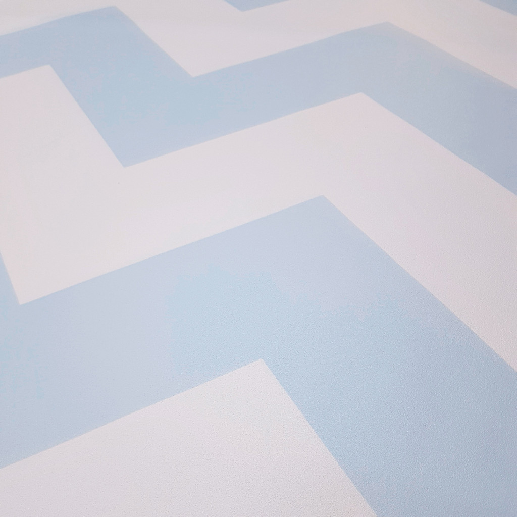Tapeta bílo-blankytně modrá, světle modrá, se vzorem cik cak 46 cm - Dekoori obrázek 2