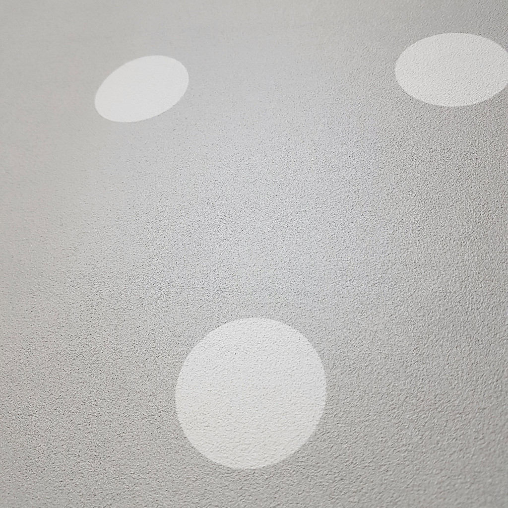 Bytová šedá tapeta s bílými puntíky, tečkami 5 cm - Dekoori obrázek 4