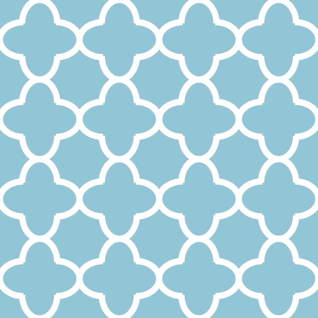 Light blue and white quatrefoil oriental pattern wallpaper - Dekoori image 1