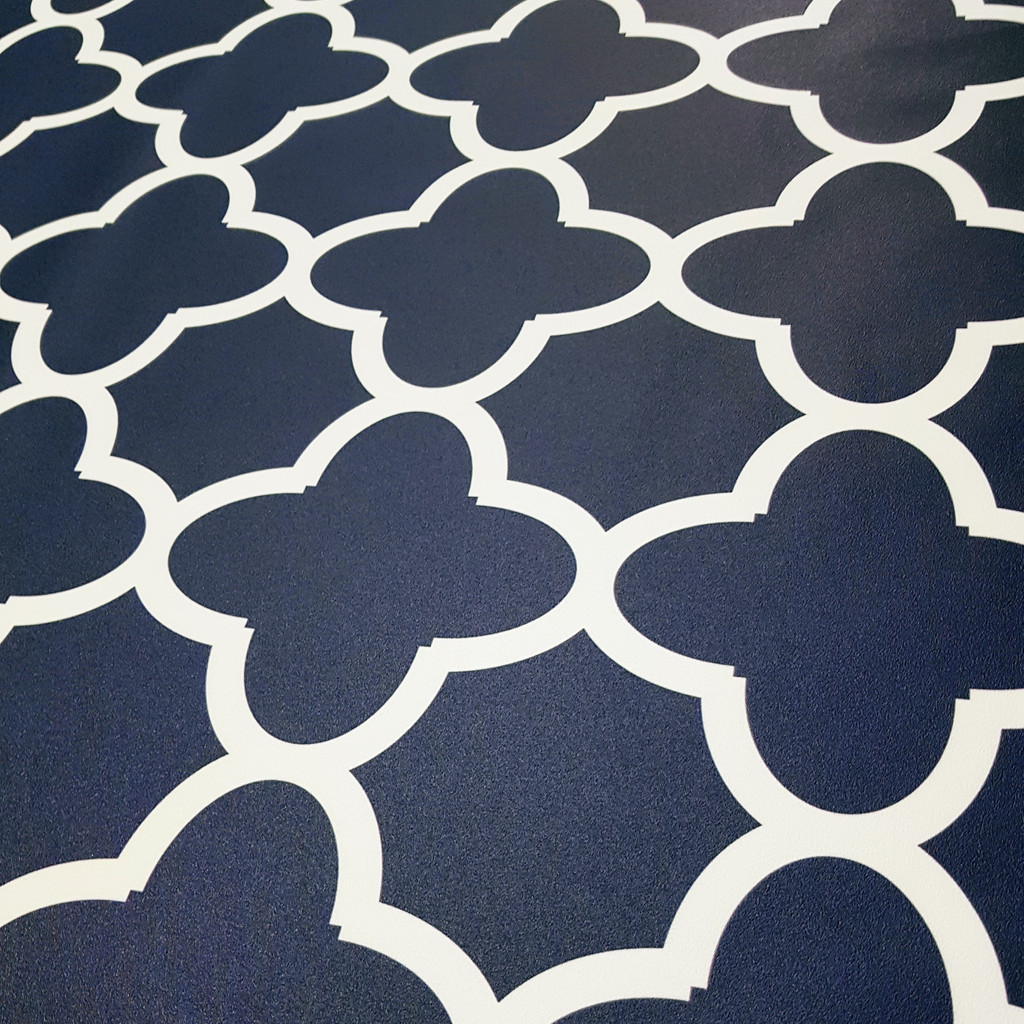 Navy blue and white patterned wallpaper in Moroccan style - Dekoori image 3