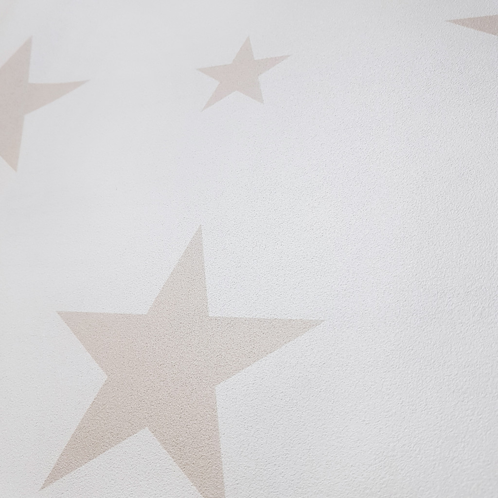 Bílá tapeta s béžovými hvězdami velikosti 15 a 7 cm - Dekoori obrázek 2