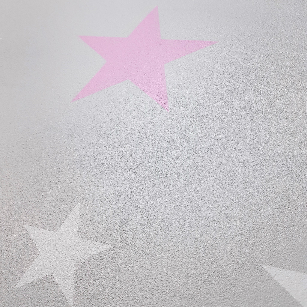 Šedá tapeta s hvězdami bílými a růžovými velikostí 15 a 7 cm - Dekoori obrázek 2