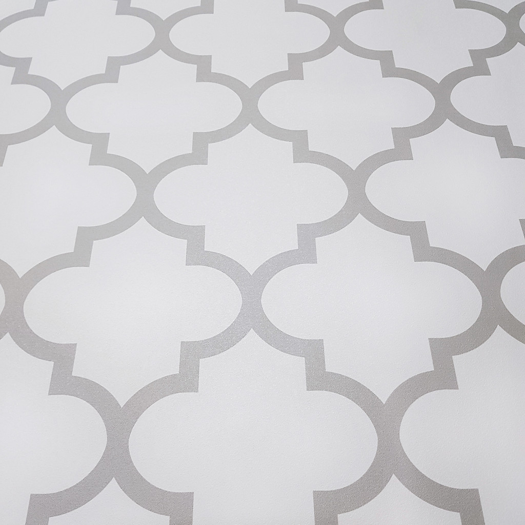 Moroccan Quatrefoil Tile white and grey wallpaper - Dekoori image 3